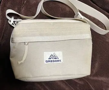 그레고리 엔벨로프 숄더 샌드 베이지