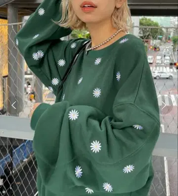 헬로 샌프란시스코 마가렛 자수 오버 맨투맨 그린