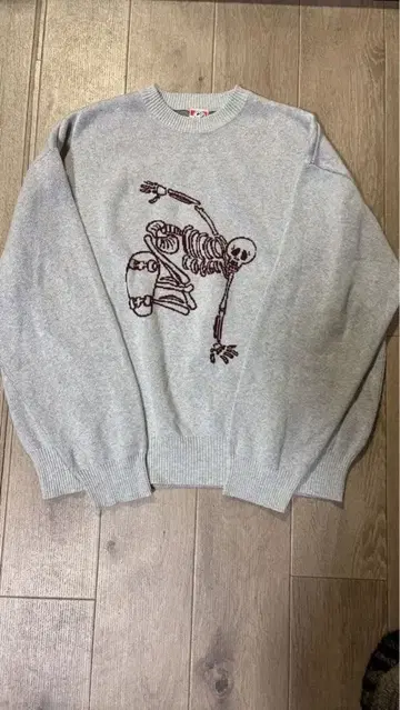 스켈레톤 자수 그레이 스웨터