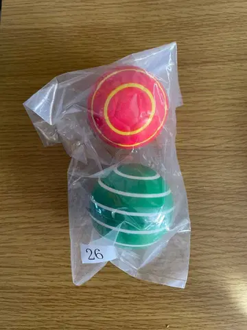 빨간색과 그린 스트라이프 공 2개 세트