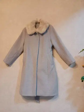 퍼 카라 부착 라이트 그레이 코트