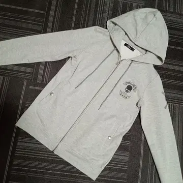 스컬 모티브 후드 부착 후드티 그레이