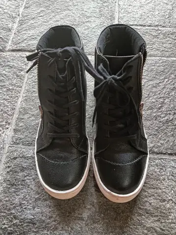 블랙 하이컷 스니커즈