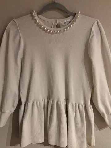 아르페쥬 스토리 넥 펄 페플럼 니트 화이트