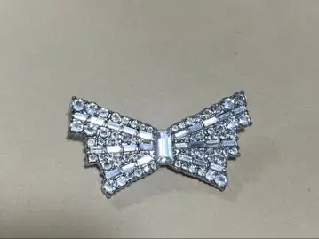 아가타 리본 모티브 비즈 브로치