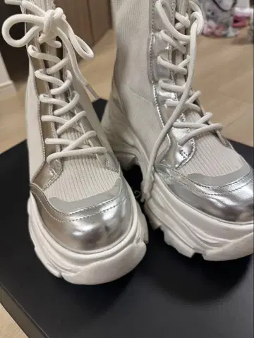 화이트 실버 통굽 레이스업 삭스 부츠