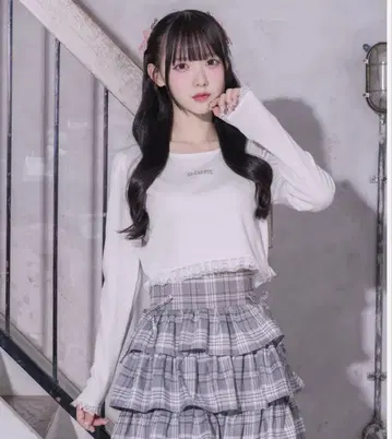 pium 레이스 프릴 스톤 로고 티셔츠