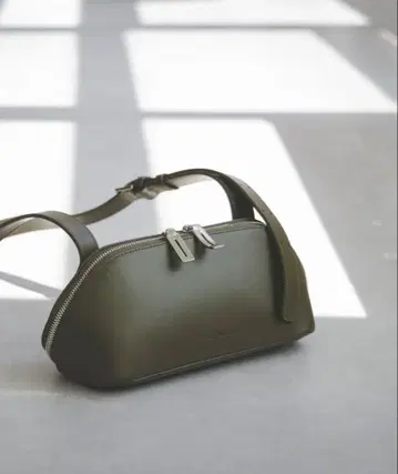 [ 새상품급 ] ADD CULUMN 애드 컬럼 숄더백