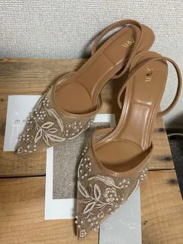 ZARA/자수 장식 베이지 뮬