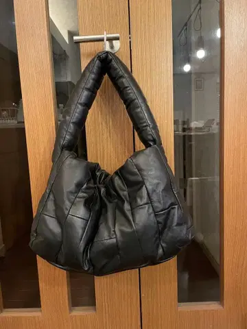 ALYSI 가죽제품 블랙 퀼팅 숄더백