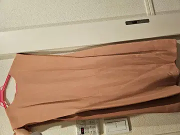 베이지색 긴팔 무릎 기장 원피스