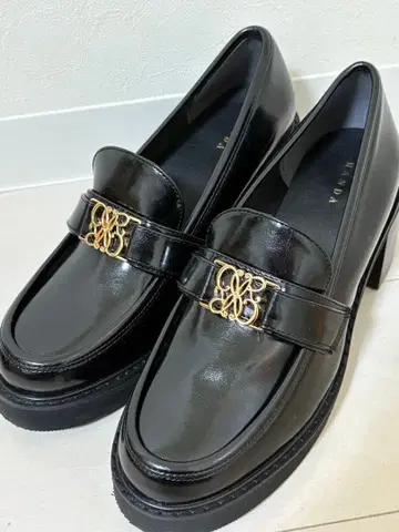 RANDA 모노그램 벨트 볼륨 로퍼