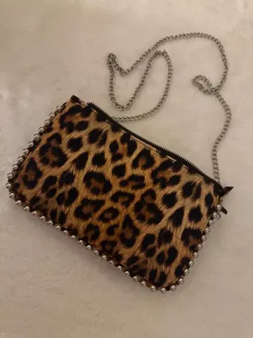레오파드 무늬 숄더백 메탈 스터드 포함