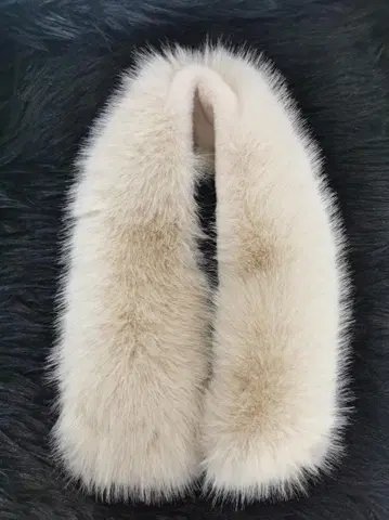 크림색 퍼 스카프 타입 머플러