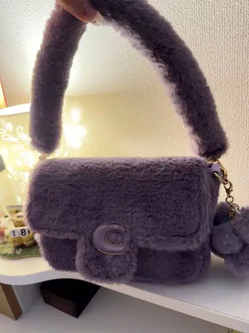 퍼플 퍼 숄더백