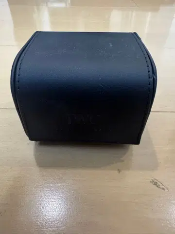 IWC 블랙 시계 케이스