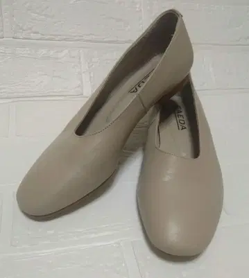 FAEDA 베이지 플랫슈즈