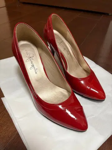 긴자 카네마츠 에나멜 펌프스