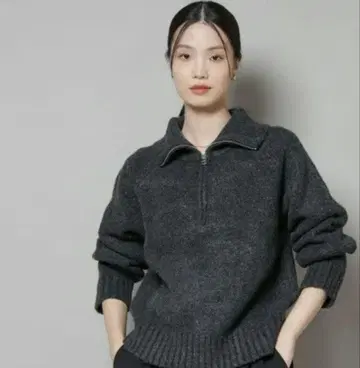 다크 그레이 하이넥 니트 스웨터