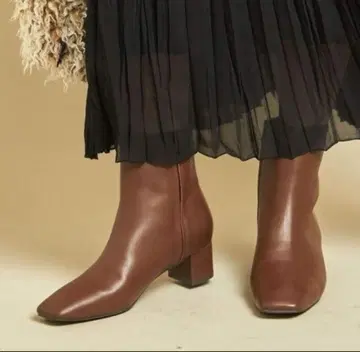 새상품급 뷰티앤유스 스퀘어토 가죽 숏부츠 24cm