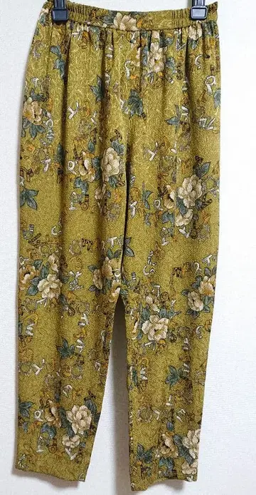 시선당 히토시 타무라 크레이프 원단 올리브 그린 플라워 프린트 여성복