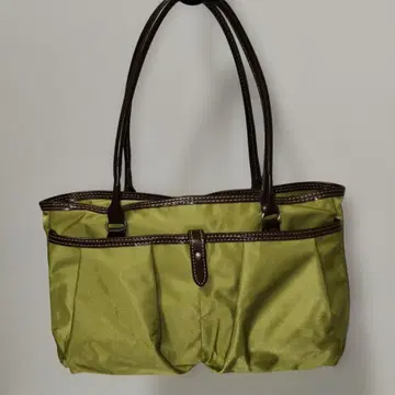 올리브 그린 나일론 핸드백
