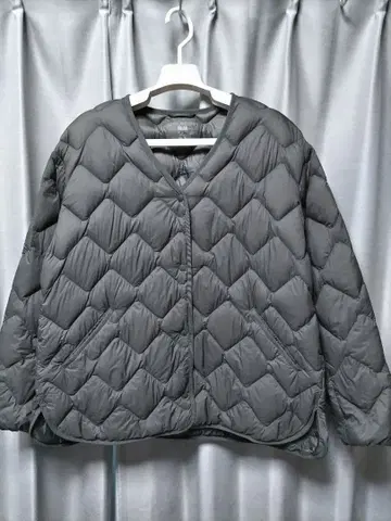 유니클로 울트라 라이트 다운 릴랙스 자켓 그레이 계열 주머니 포함