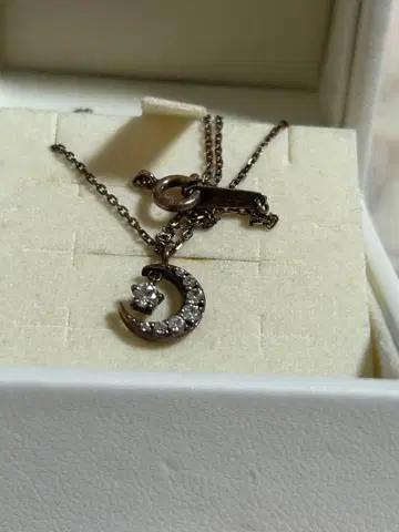 canal 4C 달 모티브 목걸이