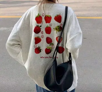 딸기 디자인 긴팔 스웨트 셔츠