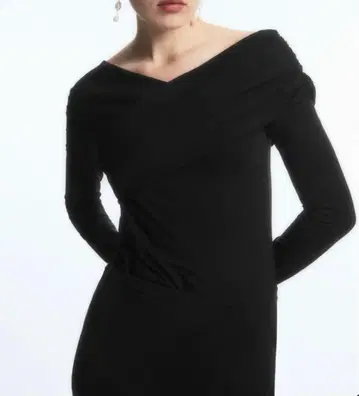 COS 긴팔 오프숄더 상의