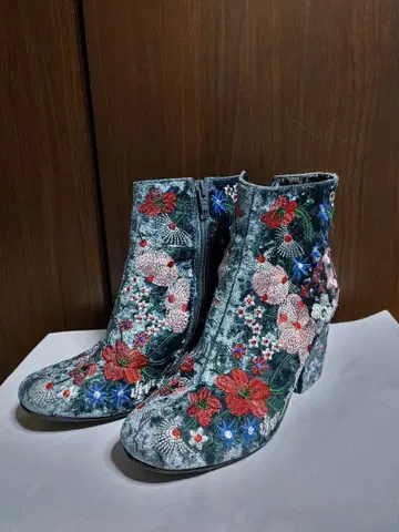 꽃무늬 자수 그레이 벨벳 부티