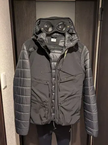 후드 부착 블랙 다운 자켓