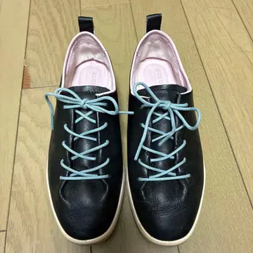 ECCO 블랙 가죽 스니커즈 37