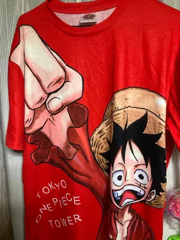 도쿄 원피스 타워의 루피 T셔츠
