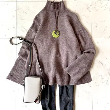 미라 오웬 캐시미어 혼방 터틀넥 니트 사이드 슬릿 리브 절개