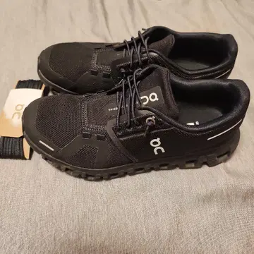 On 블랙 스니커즈