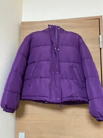 보라색 후드 부착 다운 자켓