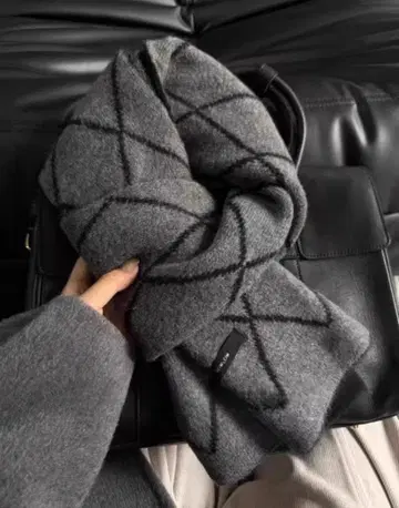 그레이 계열 다이아몬드 패턴 머플러