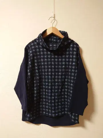 뷔르데사봉 하이넥 긴팔 하운드투스 패턴 블랙/네이비