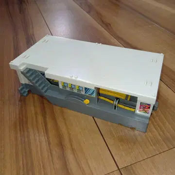 프라레일 지하역 화이트 컬러