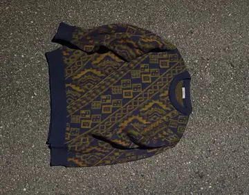 기하학 패턴의 긴팔 니트 스웨터