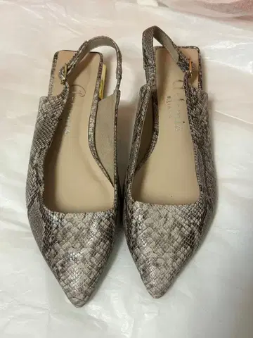 다이애나 스네이크 스킨풍 플랫 슬링백 펌프스