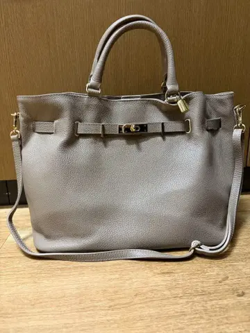 새상품급 미사용 새상품 MILOS/미로스 금장 장식 토트백 숄더 있음