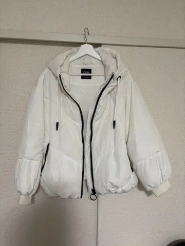 ZARA 후드 부착 화이트 다운 자켓