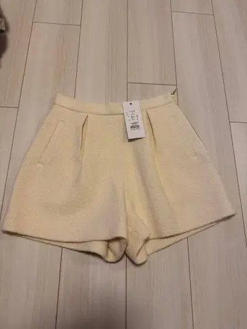 셰리에 화이트 숏팬츠