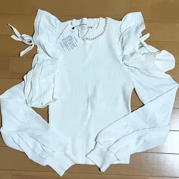 에블린 어깨 트임 펄 니트 미착용 새상품