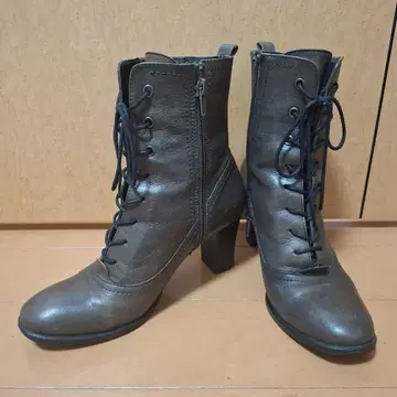 다크 그레이 가죽 부티 8cm 힐