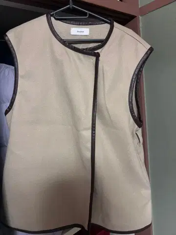 베이지 노카라 베스트 지퍼 포함