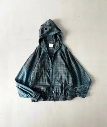 그레이 계열 체크 무늬 후드티