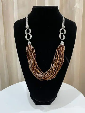 비즈를 넉넉하게 사용한 볼륨감 있는 앤티크풍의 성인용 목걸이